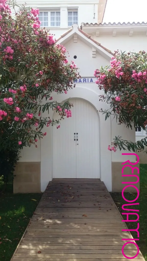 ??  Detalle del exterior del spa (anteriormente una capilla privada) ??  Exterior of the spa (formerly a private chapel)
