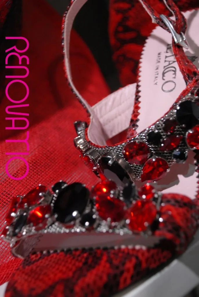 IL TACCO by Marta Ripoll, ‘made in Italy’. Oro rojo y negro. Indiscretas, poderosas y carismáticas, las sandalias joya son narcisistas: se diseñan para ser admiradas. Marta reinventa la clásica sandalia con tacón salón forrándola en piel de estampado animal clonando a una pitón roja y negra, dotándola de una inapreciable y finísima plataforma de descanso y adornándola con apliques de piedras de cristal de Swarovski sobre malla metálica. Rematadamente gloriosa y la estrella de su colección de fiesta. Su destino es nuestro armario.