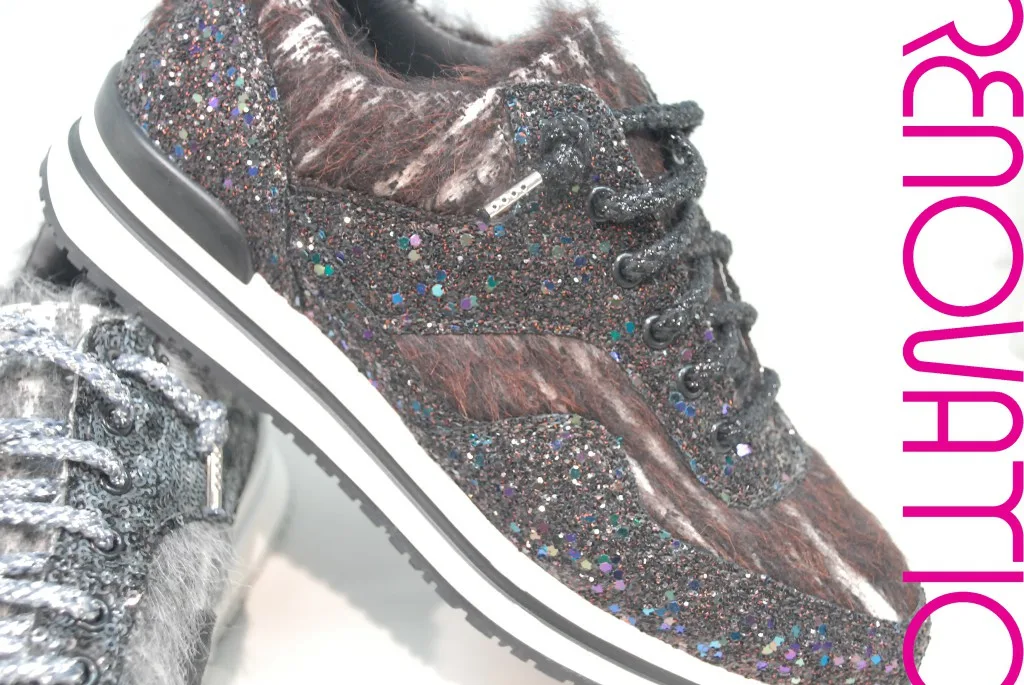 IL TACCO. 2STARGOLD. Zapatilla deportiva de caña baja con base de ante negro, tela con incrustación de hilos de lana en relieve y lona con purpurina. Plantilla ergonómica y cuña de 2 cm cubierta de cuero de becerro negro. Suela bicolor de caucho. Disponible en tonos grises y marrones.