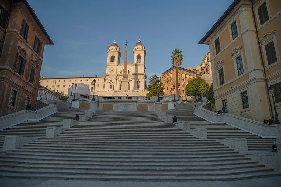 LA ESCALINATA DE LA PLAZA DE ESPAÑA EN ROMA En la reparación del monumento del siglo XVIII que une la iglesia de Trinità dei Monti con la conocida fuente de la Barcaccia ha trabajado un equipo de 82 personas.