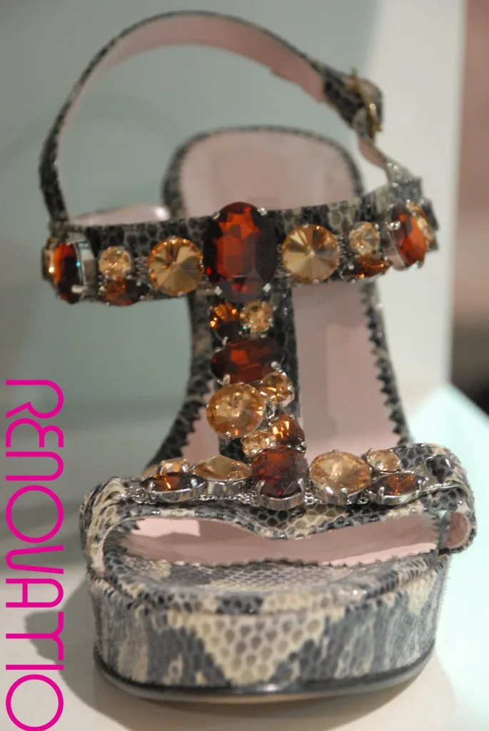 IL TACCO ‘made in Italy’. Sandalia joya destalonada con plataforma de descanso de piel estampada con imprenta animal cubierta de piedras preciosas Swarovski.