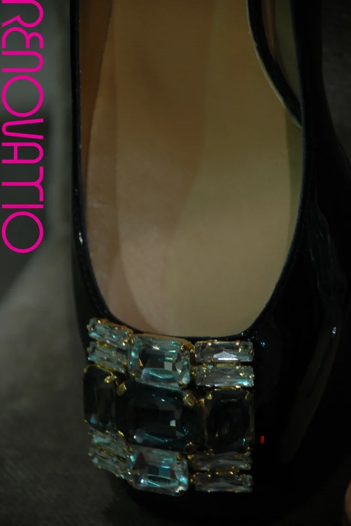 IL TACCO ‘made in Italy’. Marta Ripoll sugiere estos contundentes y etéreos zapatos joya de charol de tacón bajo con moño en la punta cumplidamente vestido con piedras de cristal de Swarovski. Presta suma importancia a todos los detalles de cada etapa de la producción.