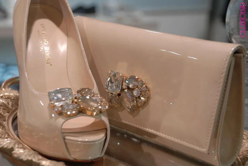 Osvaldo Rossi para Il Tacco firma este zapato joya con tacón stiletto y cartera de mano a juego en color beige o maquillaje, una propuesta que se decanta por la neutralidad de los tonos ahumados para que el brillo sea puro y casi mínimal.