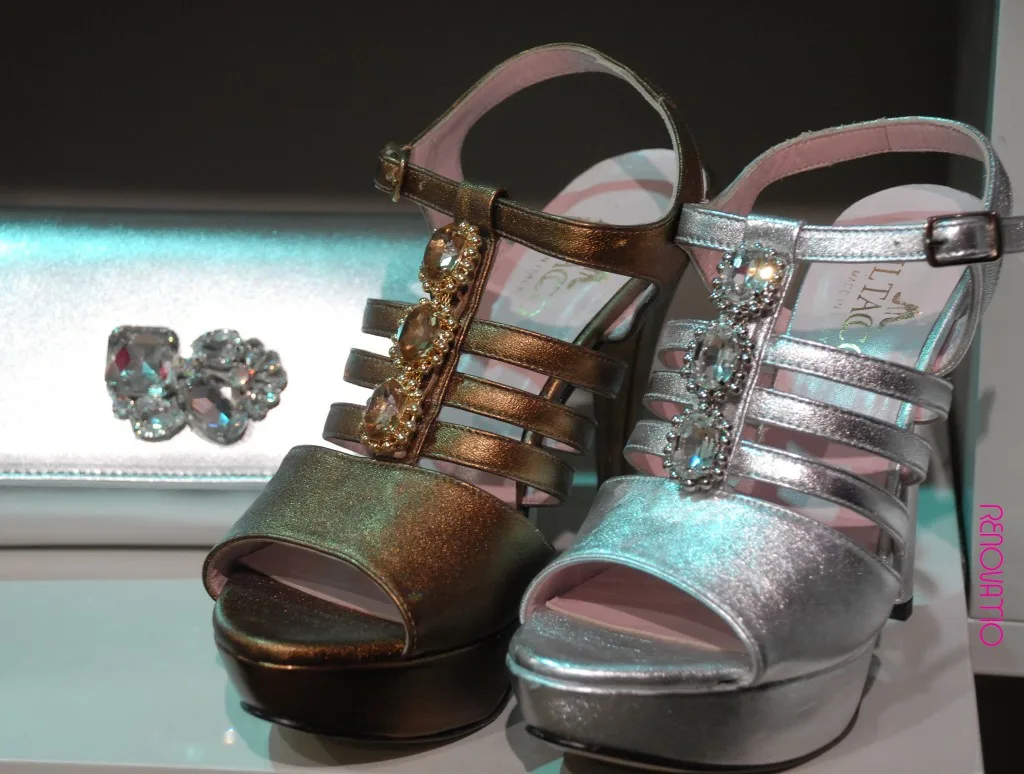 IL TACCO by Marta Ripoll ‘made in Italy’. Sandalias joya peep-toes de cuero genuino metalizado adornadas con cristales de Swarovski. Cartera de mano a juego. Los zapatos son emocionales: los compramos porque nos enamoramos de ellos, no siempre por necesidad. Es una creación de Marta Ripoll. Disponible en varios colores metalizados.