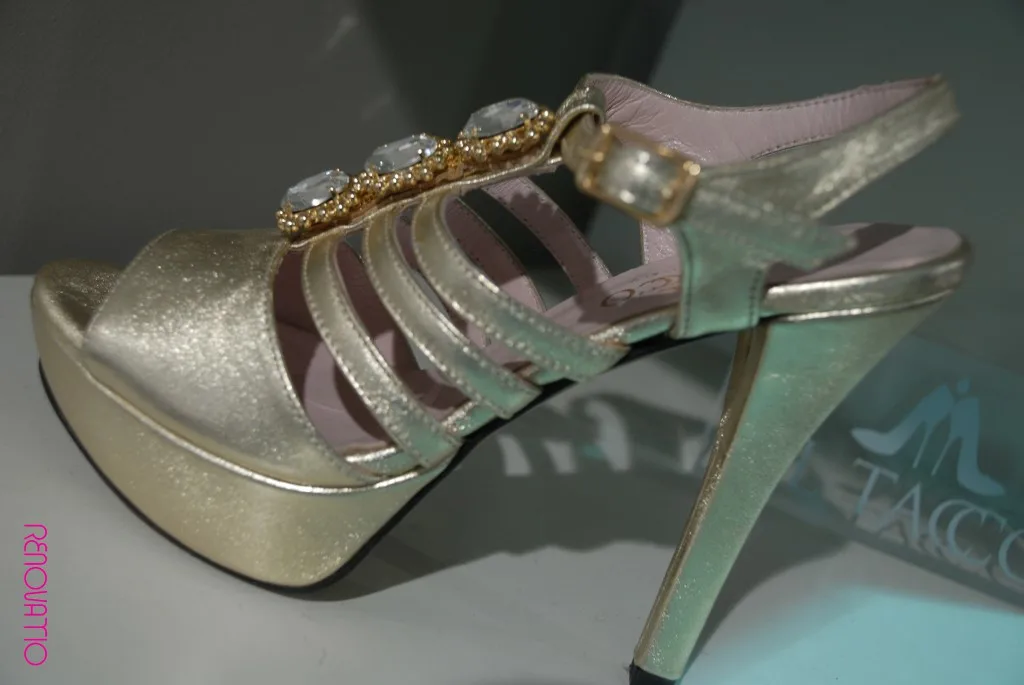 IL TACCO ‘made in Italy’ sucumbe al influjo de los metalizados para alumbrar las tardes de cóctel y las noches de fiesta con esta sandalia joya en piel dorada con tri-broche en el empeine compuesto por piedras preciosas Swarovski. Es una creación de Marta Ripoll. Disponible en varios colores metalizados.