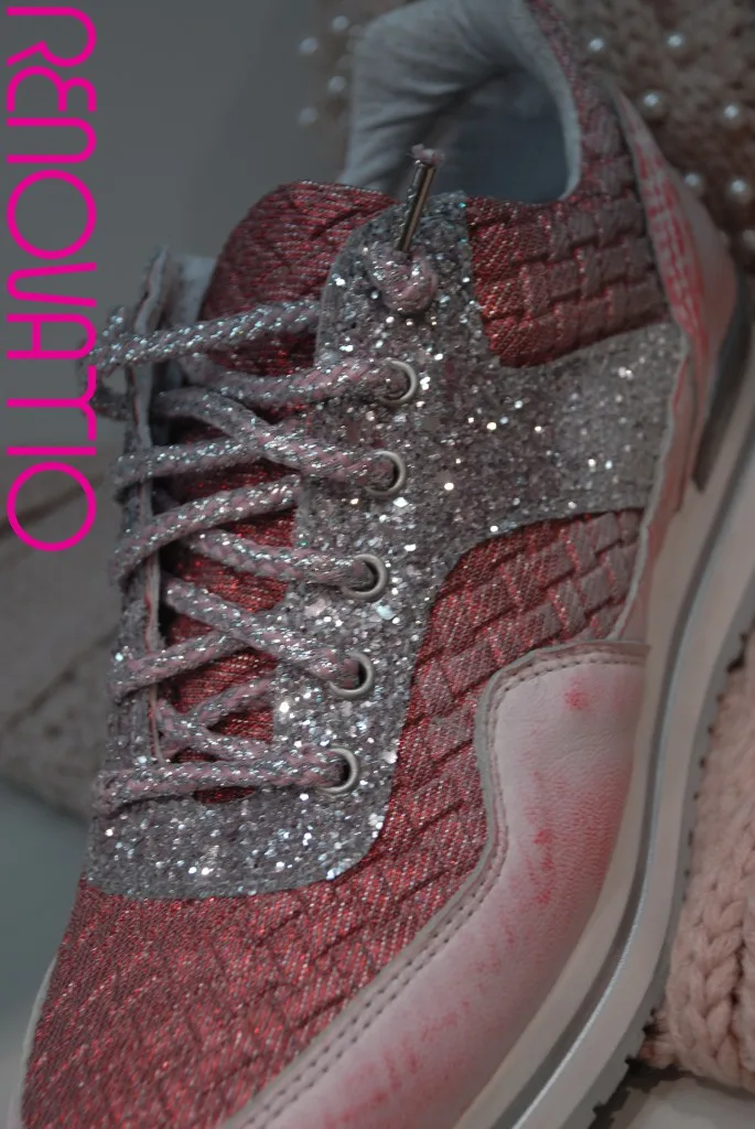 IL TACCO. 2STARGOLD. ¡Feliz Navidad para mí! Zapatilla deportiva brillante forrada en piel de color gris carbón con efecto envejecido, sombras plateadas y rosa oscuro. Con apliques de estrellas centradas en el talón. Cordones laminados en gris plata con puntas en níquel metalizado. Suela de goma bicolor en blanco marfil y gris plateado con caucho plateado alrededor del talón. Plantilla ergonómica que cubre una cuña de 2cm de piel de becerro.