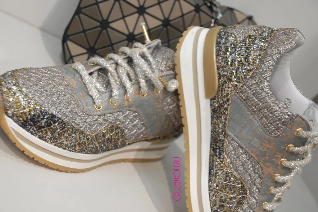IL TACCO. 2STARGOLD. La feminidad en forma de accesorio casual y urbano, porque las princesas también corren, a veces… Metálica. El dorado se cruza con el gris que se entremezcla con el chapoteo del cobrizo y el blanco: luces y sombras.