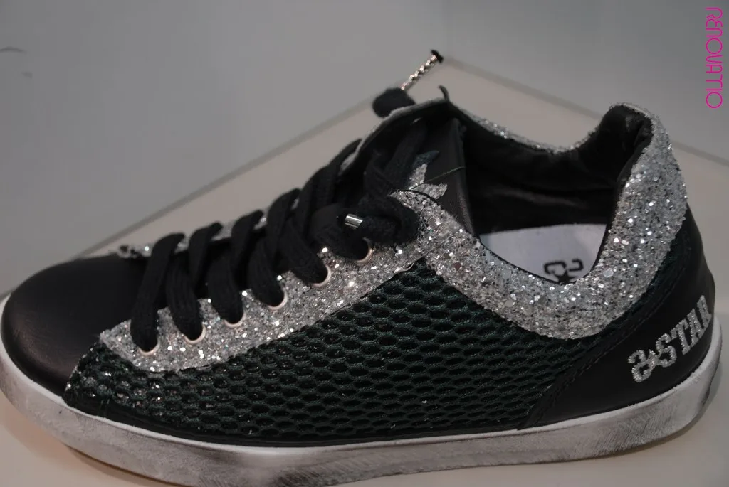 IL TACCO. 2STAR. Zapatilla deportiva de caña baja en lona de red negra sobre una base laminada. Perfiles en purpurina plata. La puntera, la lengua y el talón en piel negra. Logo plateado bordado sobre el talón. Sobre la lengua, 2 apliques en forma de estrella metalizadas en colores azul y plata. Cordones negros. Suela bicolor de caucho con efecto cepillado. Plantilla ergonómica cubierta de gamuza resistente al olor con cuña interna y oculta de 3 cm de tacón.