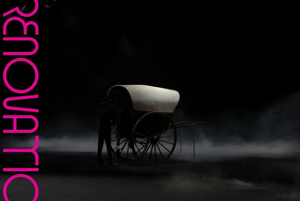 ANTONIO MIRÓ Colección O/I 17.18 'Orígens'. Photo credit: Adelaida Subías. Se levanta el telón de la sala pequeña del teatro y se revela la representación del buggy, el coche de caballos con el que se desplazan los amish, que dio el pistoletazo de salida al desfile con el hombre ‘Orígens’ facilitando la salida a la mujer ‘Orígens’. Este pase fue un éxito de público.