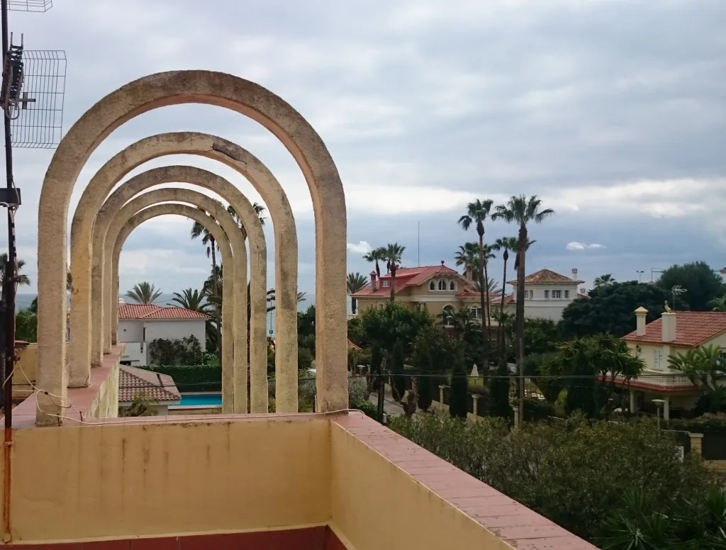 Mirando hacia el mar desde los arcos de medio punto de la planta cubierta se divisan majestuosas Villa Isla Cozumel y Villa Concepción.